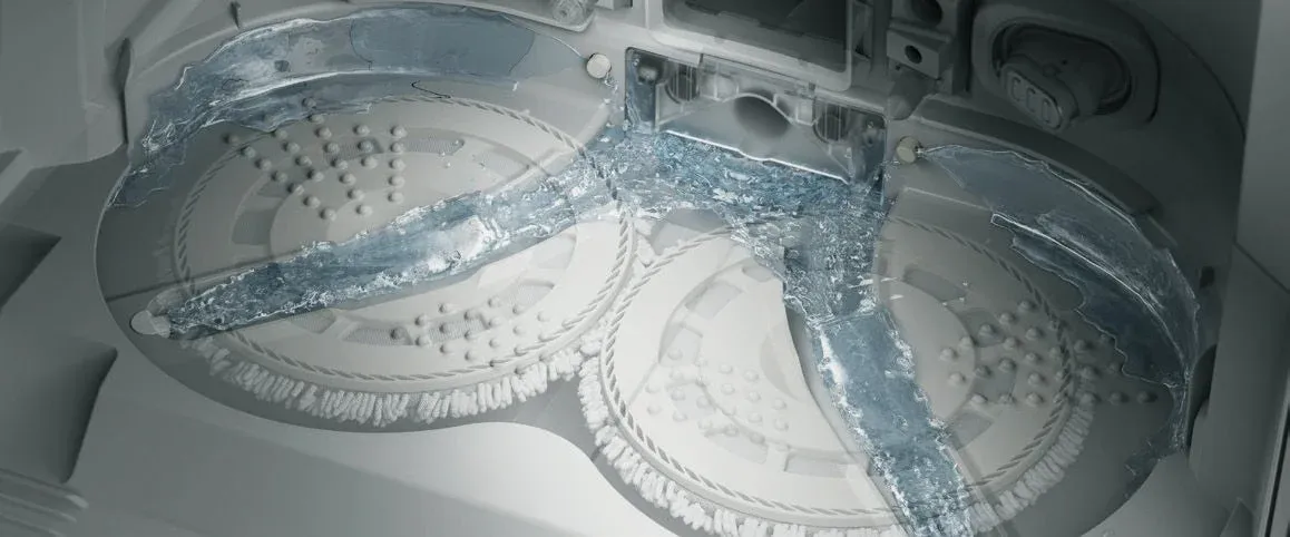 掃除機の内部で水が流れる様子を捉えた画像です。2つの回転するブラシまたはモップヘッドに水が供給され、洗浄プロセスが進行していることを示しています。