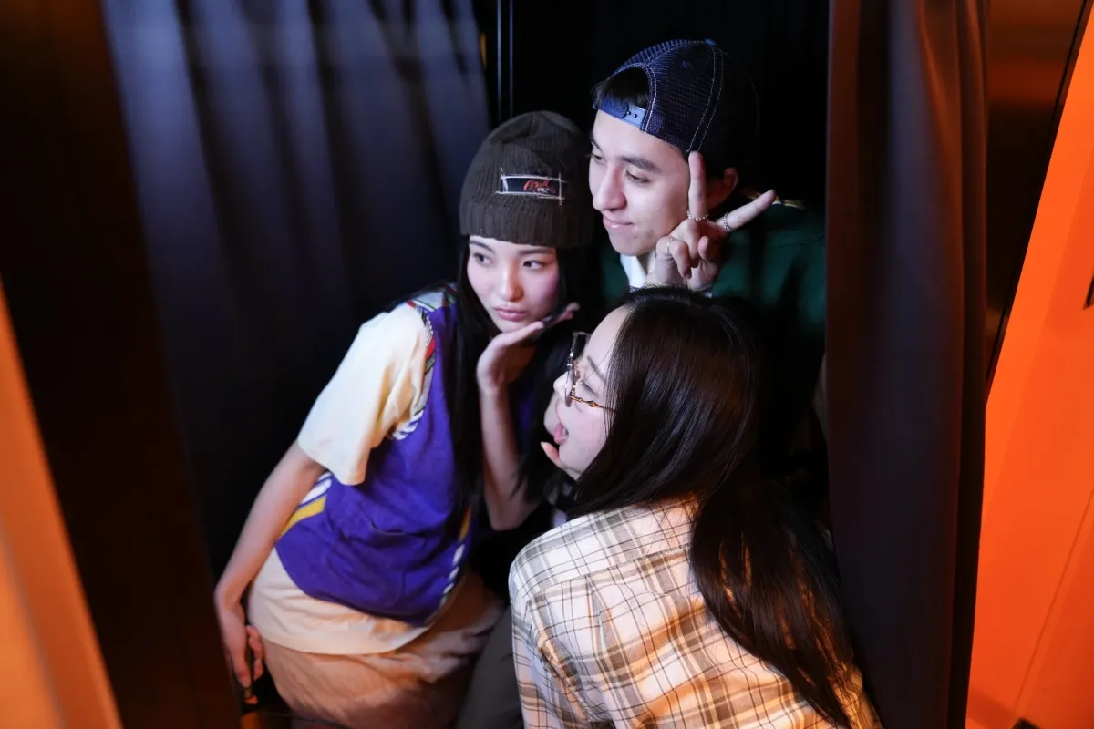 フォトブースで撮影を楽しむ人々