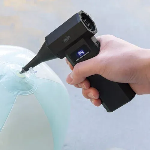手で持った電動空気入れがビーチボールを膨らませる様子