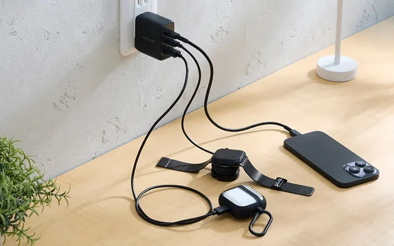 3台同時充電のデスク風景