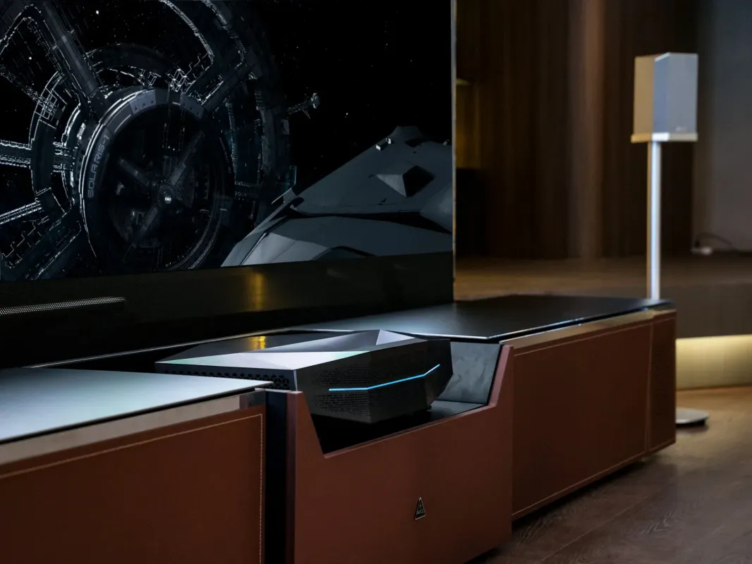 ホームシアターに設置された超短焦点プロジェクター