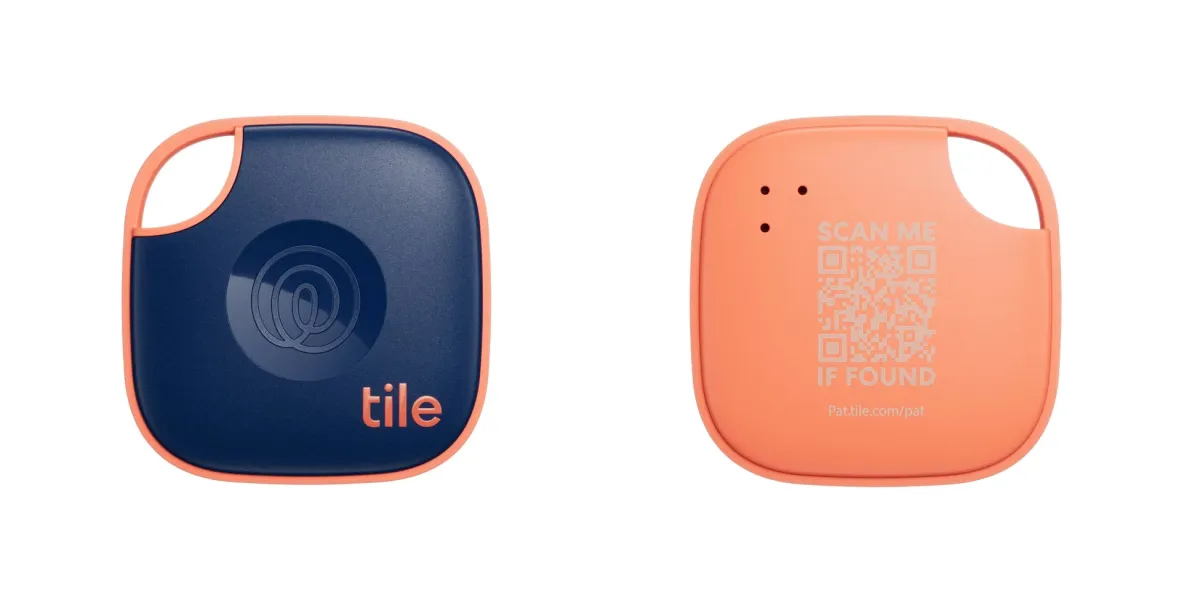 忘れ物防止タグTileの表裏を写した画像です。ネイビーの表面にはTileロゴ、オレンジの裏面にはQRコードと「SCAN ME IF FOUND」の文字があります。