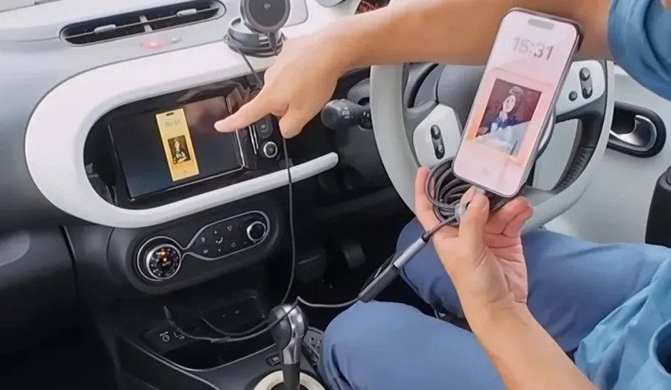 車内でスマートフォンを接続しミラーリングする様子