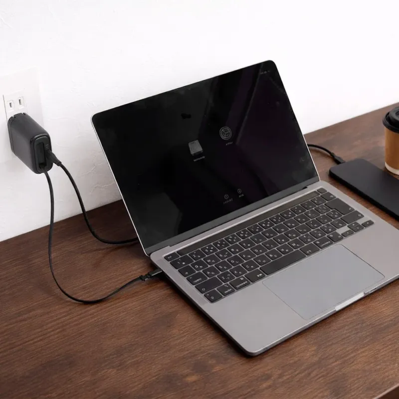 ノートPCが充電されている様子