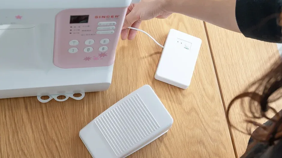 ミシンとワイヤレスフットコントローラーの接続部分