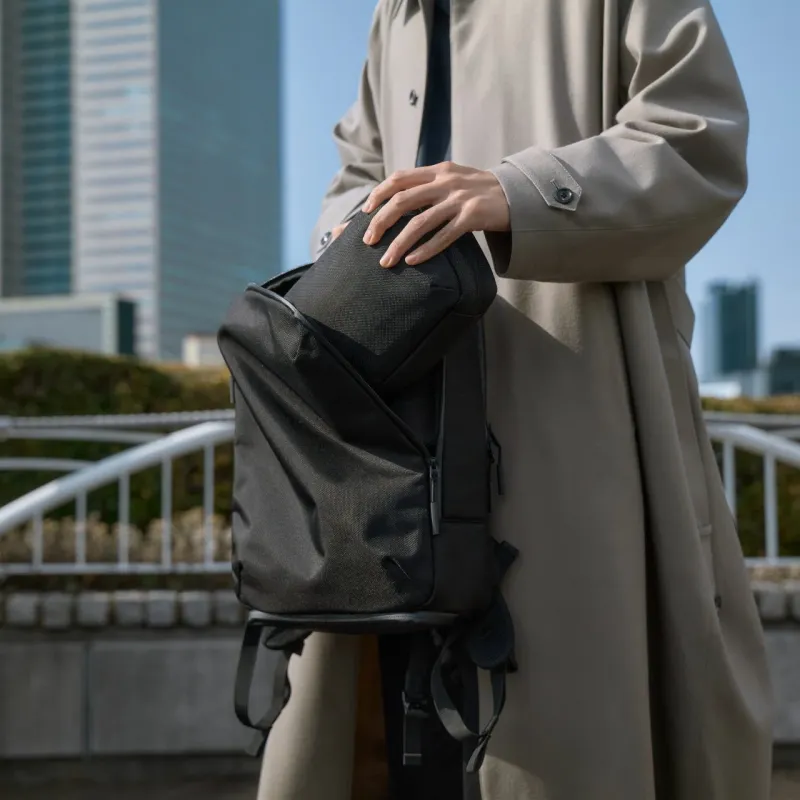 リュックにポーチを収納する様子