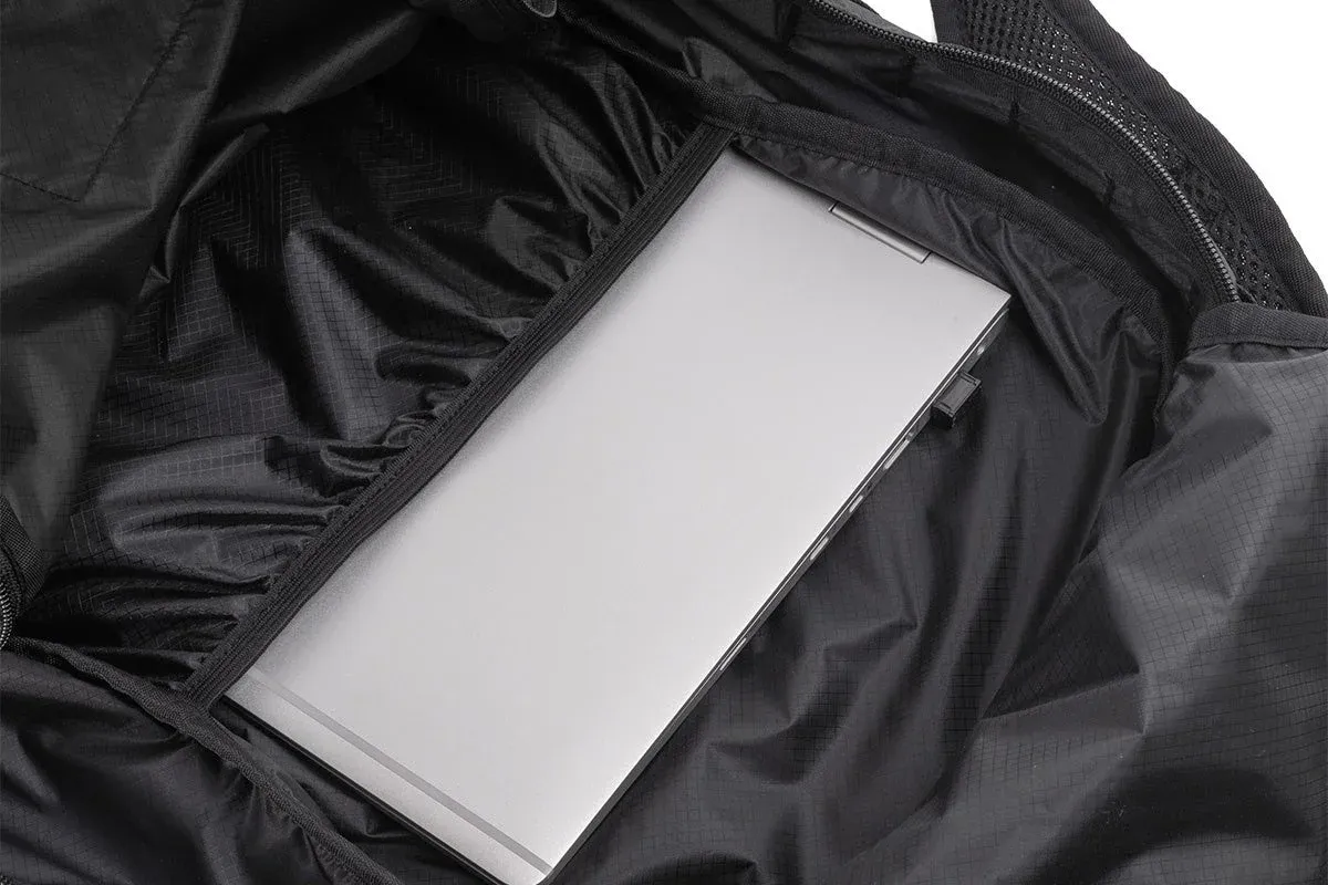 黒いバッグの内部にある専用のスリーブに、銀色のノートパソコンが収納されている