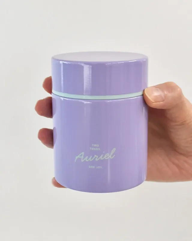 手で持ったラベンダー色のスープポット