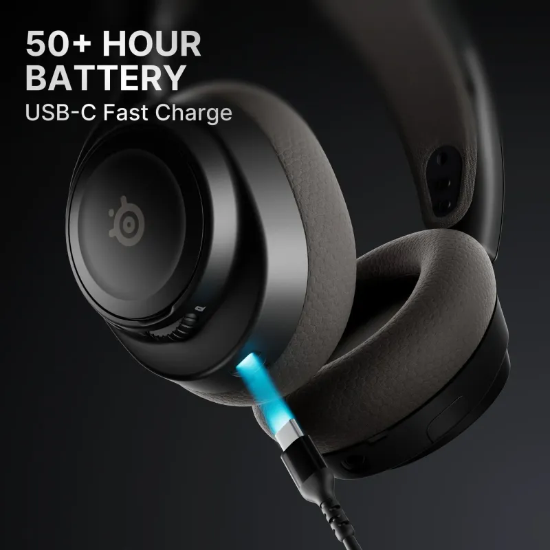 USB-Cケーブルで充電中の黒いヘッドホン