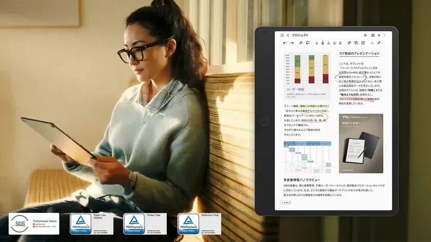 タブレットを使用する女性