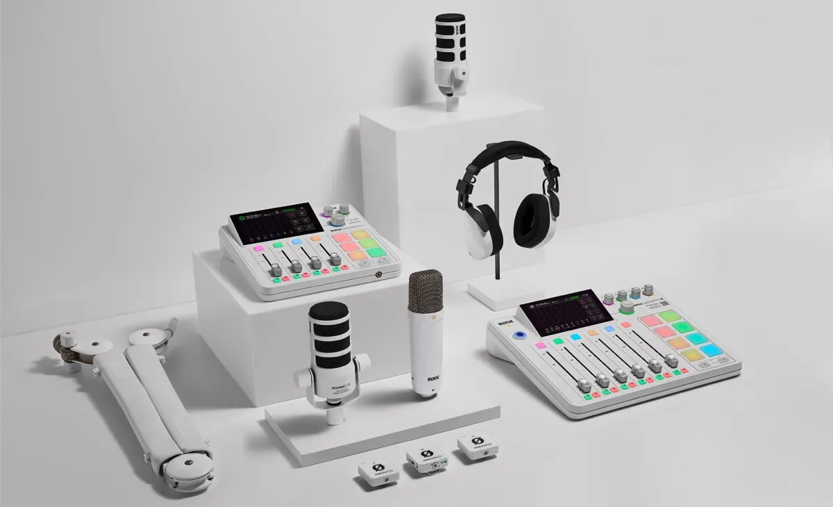 RODEの白いオーディオ機器一式