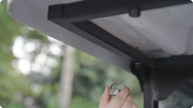 ED08を車両に取り付けた様子