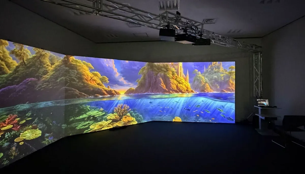 部屋に投影された没入型デジタルアートの展示風景