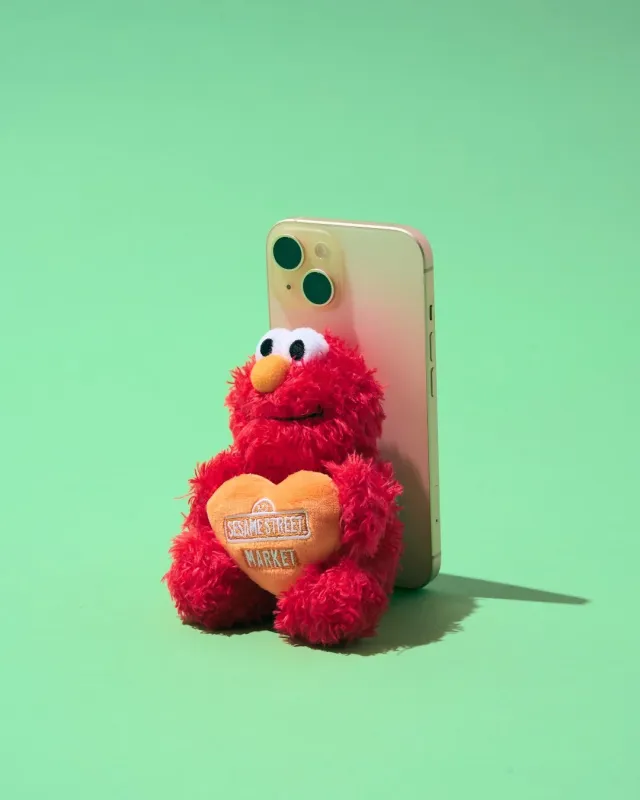 エルモのぬいぐるみスマホスタンド