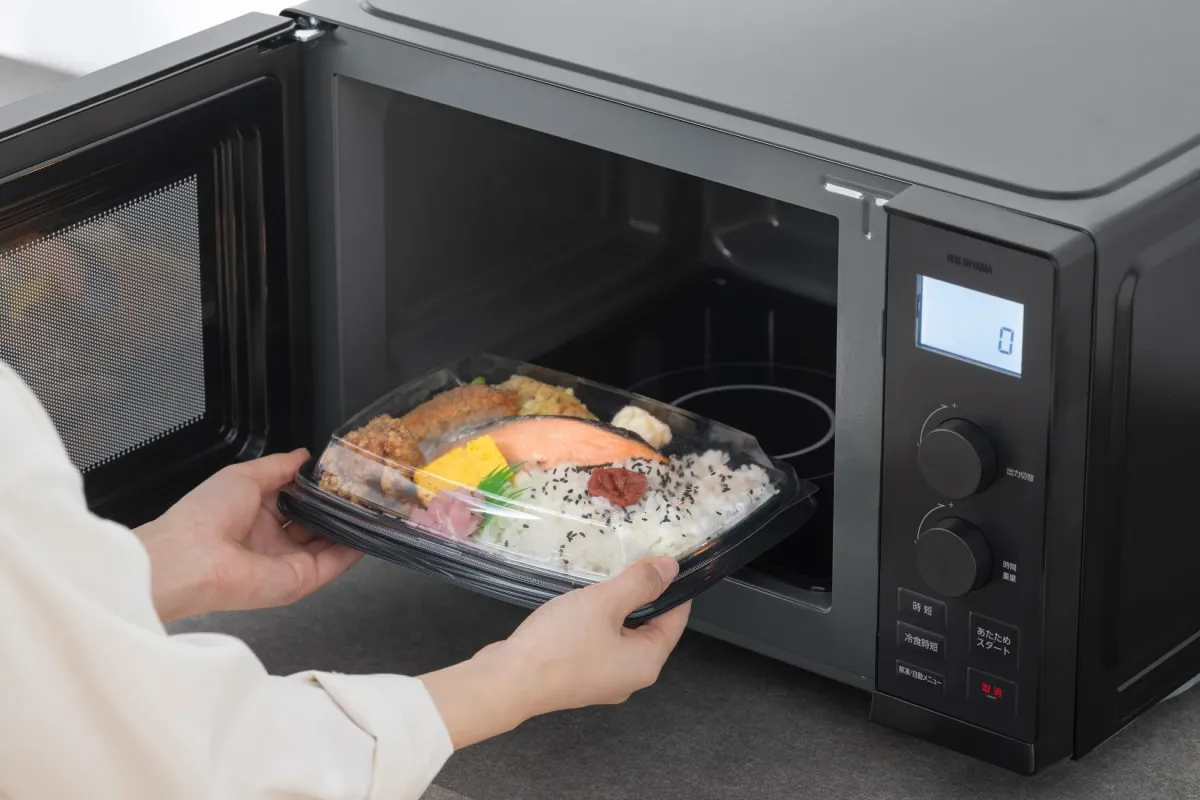 電子レンジを使用する様子