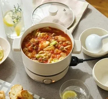 電気鍋でトマト煮込みを調理する様子