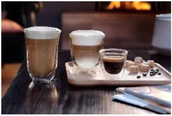 暖炉の火が見える温かい雰囲気の中、様々な種類のコーヒーが並べられたダブルウォールグラス