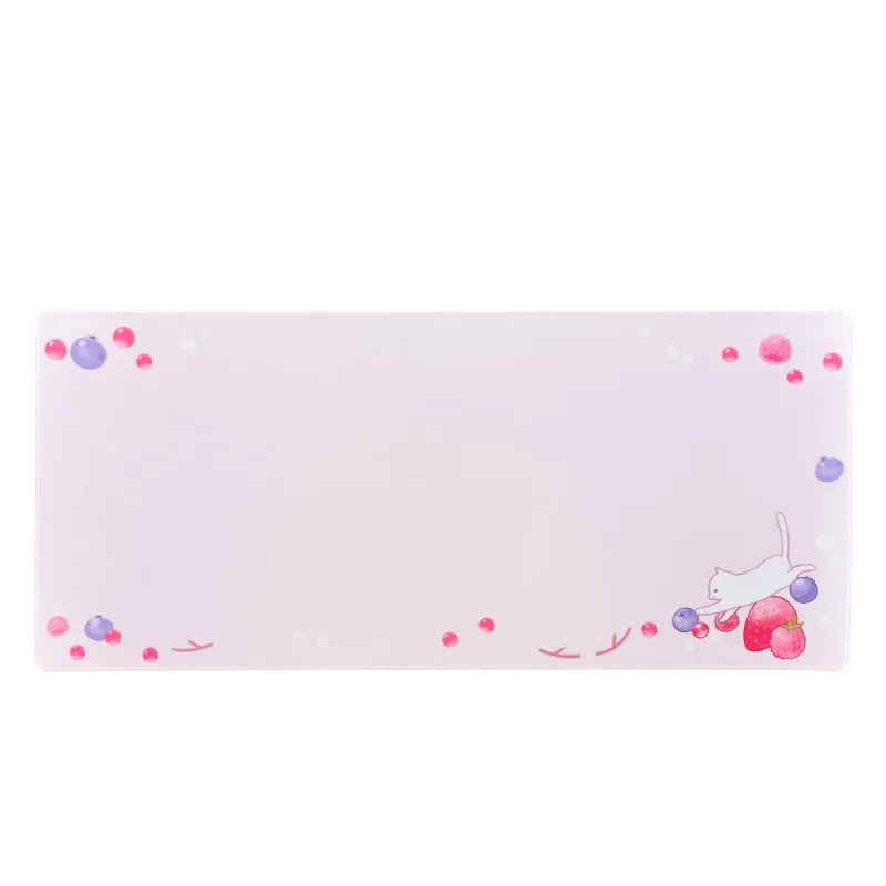 ピンク色の背景に、白猫がブルーベリーやいちごなどのフルーツと遊んでいる可愛らしいイラストが描かれたマット。周囲には小さなドットが散りばめられています。