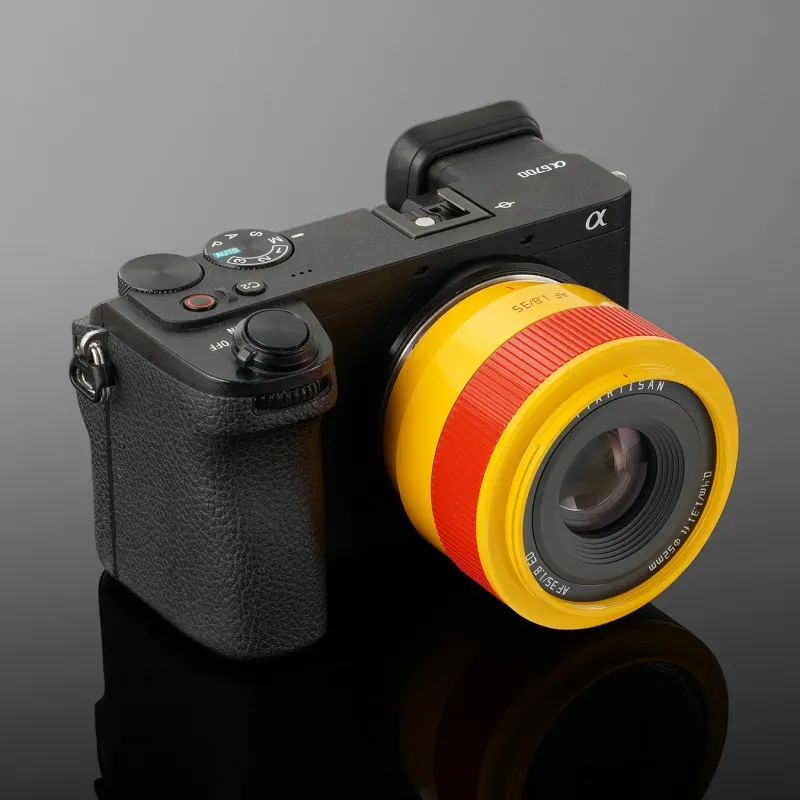 ソニーα6700に装着されたレンズ