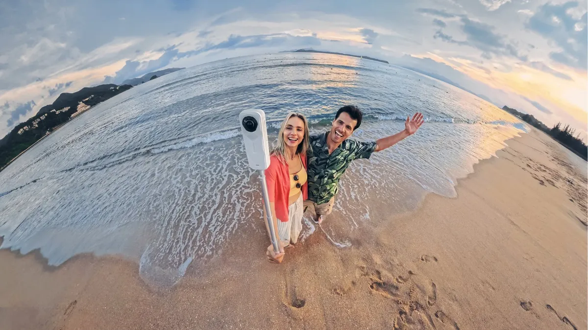 カップルが360度カメラで自撮り