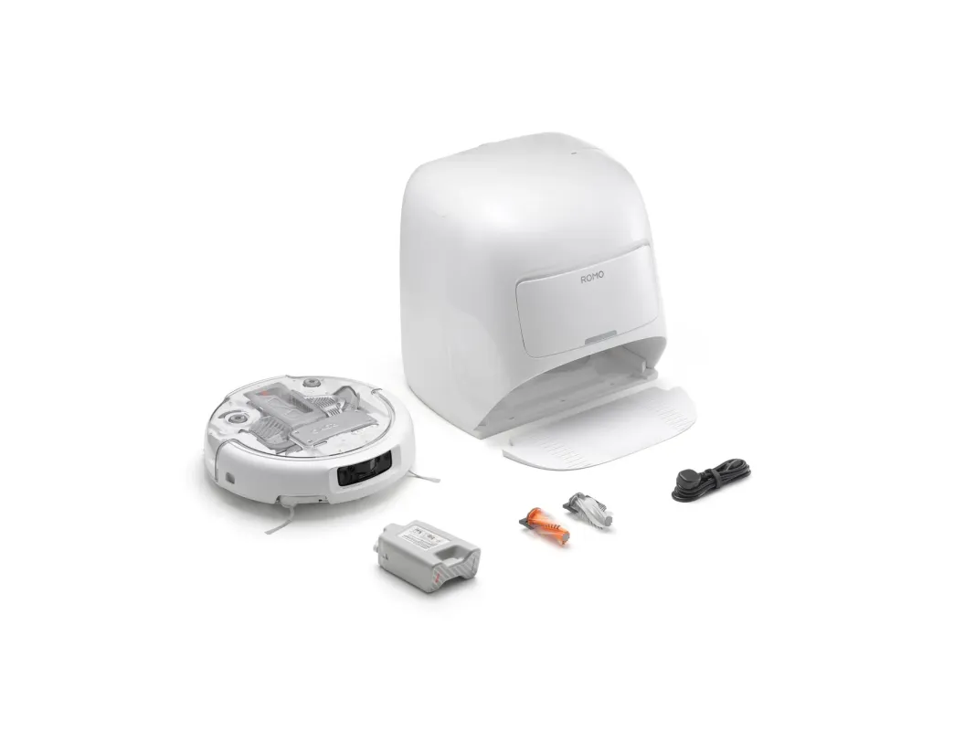 白い背景に置かれたロボット掃除機とその付属品（充電ステーション、バッテリー、交換ブラシ、電源コードなど）の全景です。