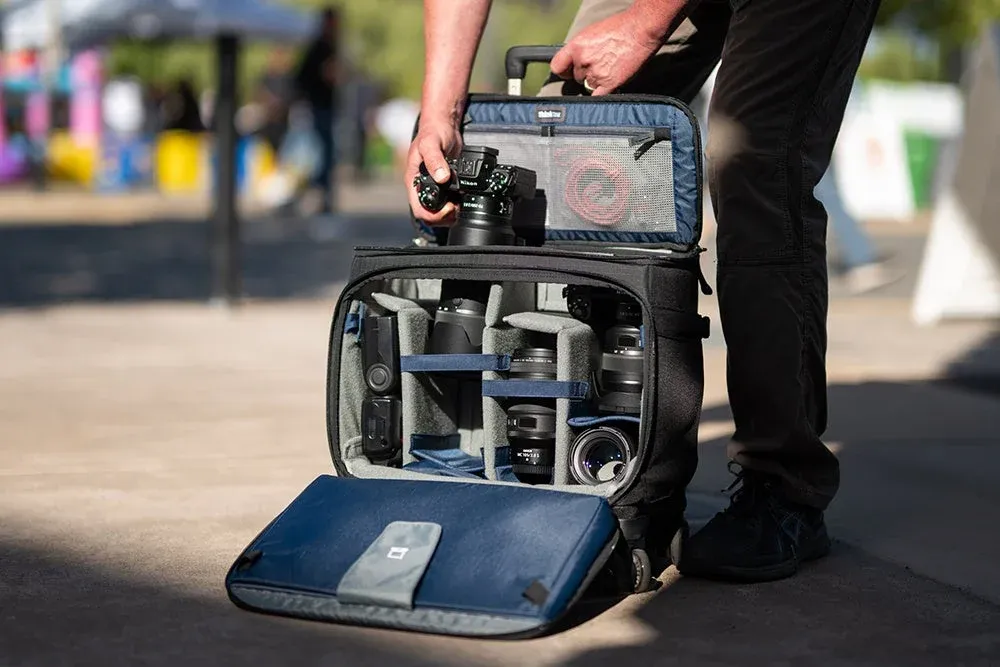 男性がキャリーバッグを開ける画像