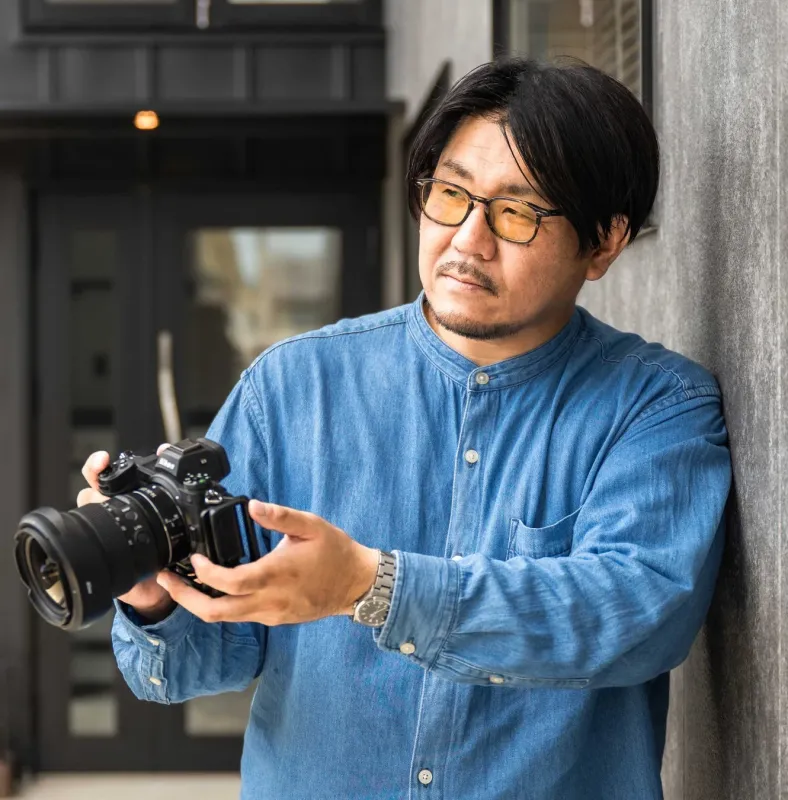 カメラを構える男性