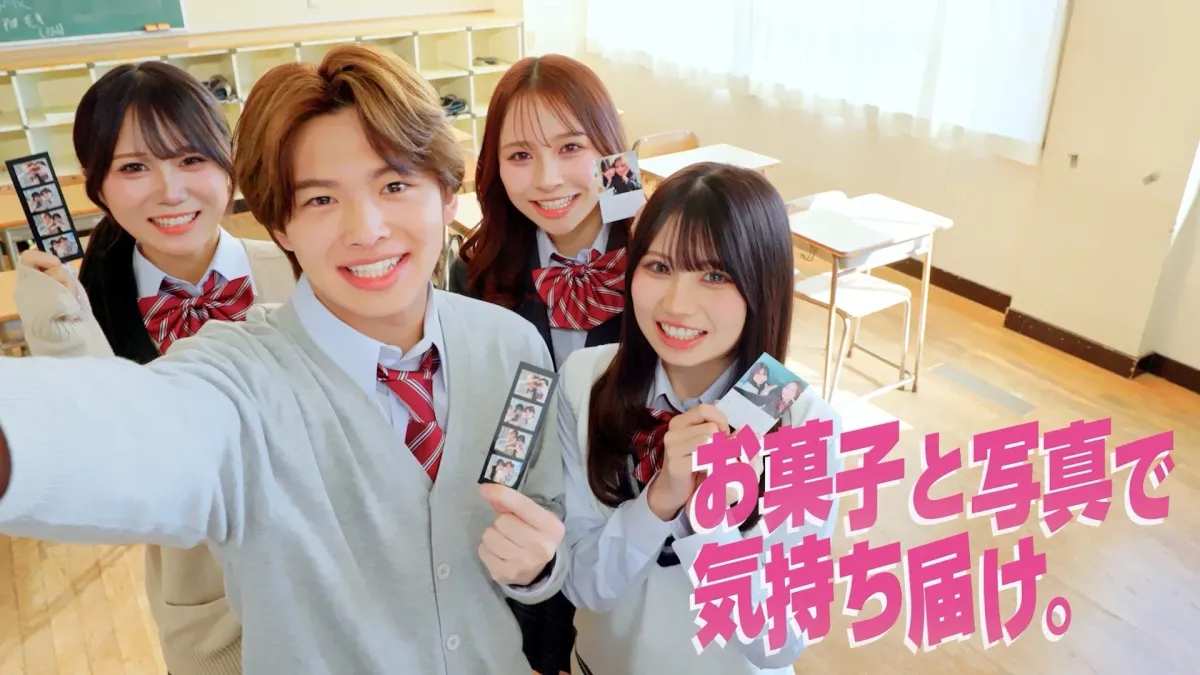 教室でセルフィーを撮る学生たち