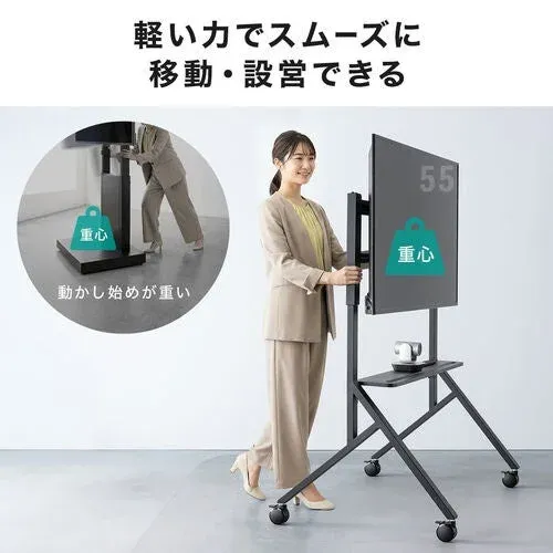 女性が大型ディスプレイを搭載したキャスター付きスタンドを軽々と動かしている様子