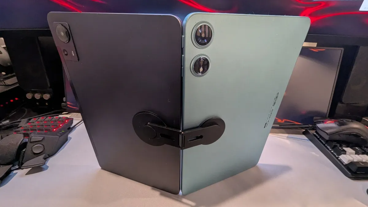 2台のタブレットがクリップで連結されている様子