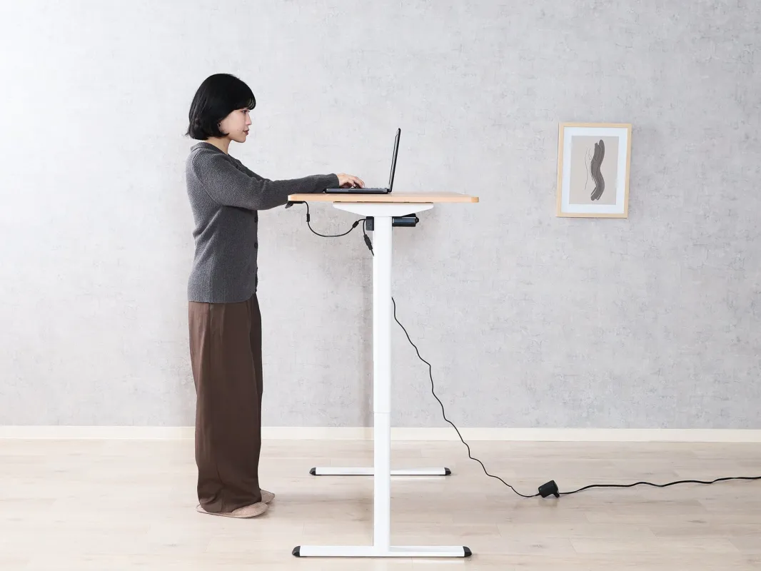 立って作業する様子