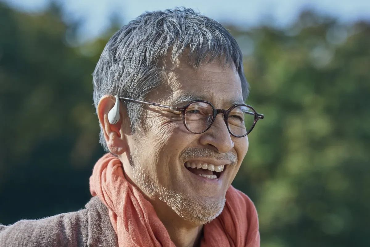 cocoe Earを装着して笑顔の男性