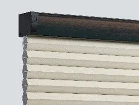 淡い色のプリーツ状のブラインド