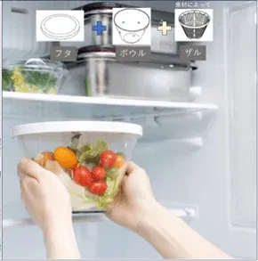 冷蔵庫に様々な野菜が入った透明な容器を収納している様子です。画像上部には、食材に応じて使い分けられるフタ、ボウル、ザルのイラストが示されており、食品保存容器のモジュール性や機能性をアピールしています。