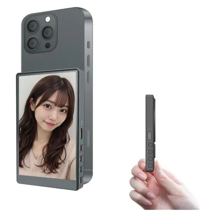 スマートフォンの背面に外付けモニターが取り付けられ、女性の顔が映っている