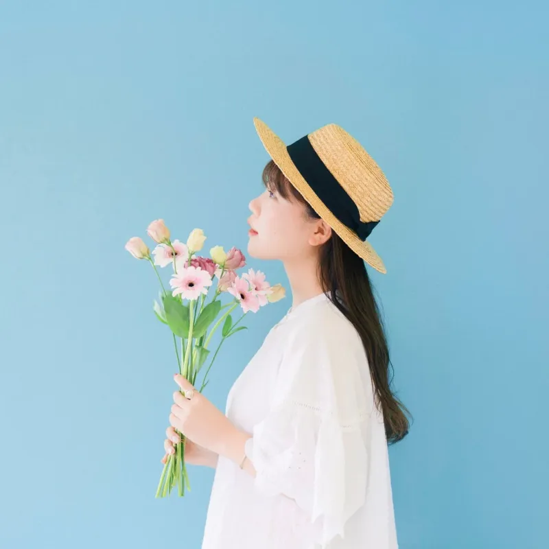 花束を持つ女性の横顔