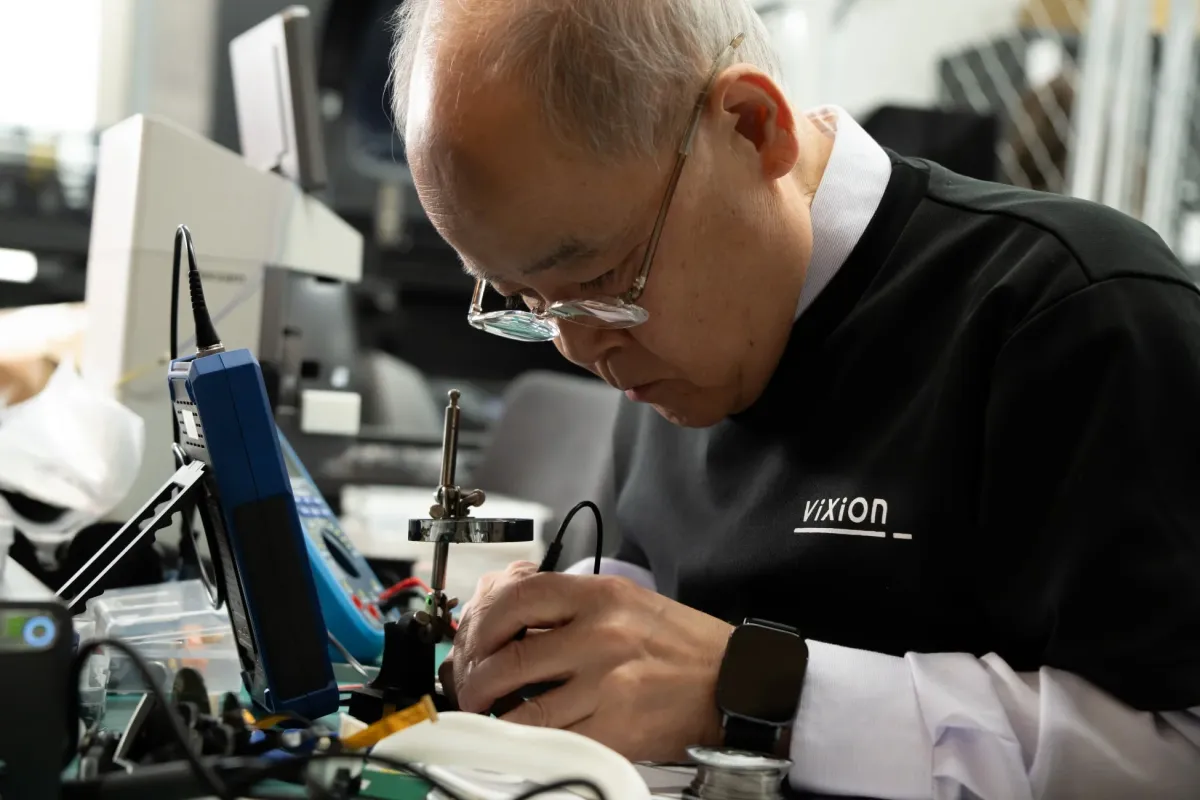 電子工作に集中する男性