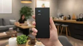 手に持たれたモバイルバッテリー