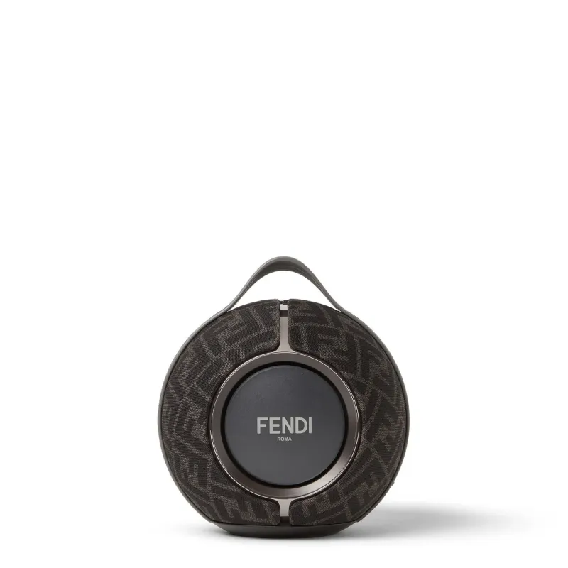FENDIのロゴとFFモノグラムパターンが特徴的な、黒と茶色の高級感あるポータブルスピーカー。白い背景に配置され、持ち手が付いています。
