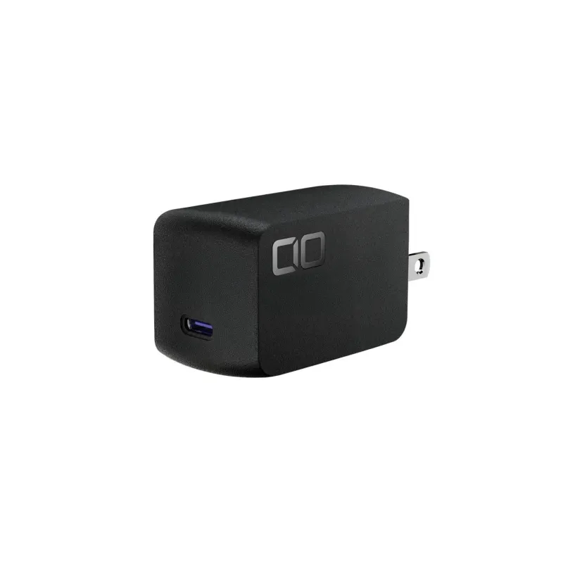 白い背景に置かれた黒いUSB-C充電器。コンパクトなデザインで、側面に「CIO」のロゴが見える。