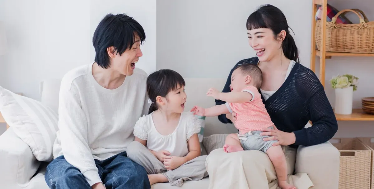 リビングで笑顔で過ごす家族