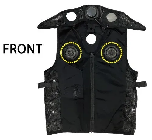前面に2つのファンらしき円形の部品が取り付けられた黒いベストの画像です。両サイドはメッシュ素材で、ロゴと「FRONT」の文字が見えます。
