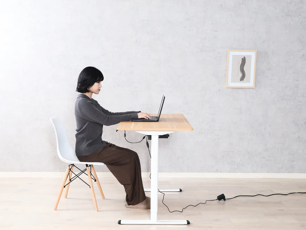 座って作業する様子