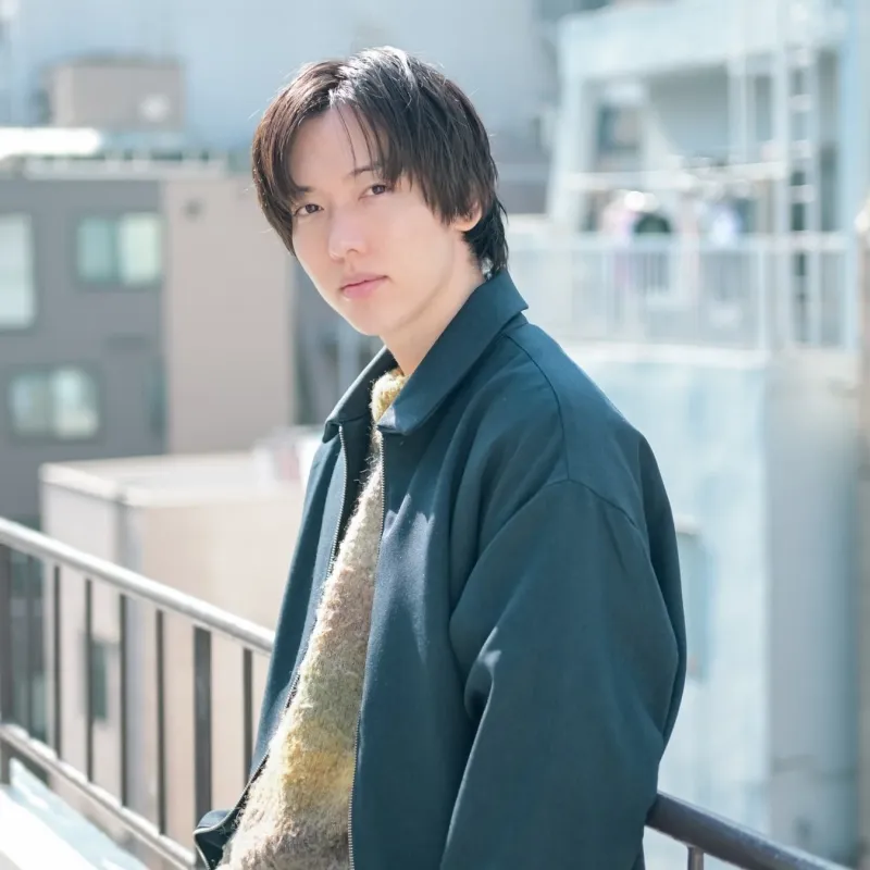 都会でカメラを見つめる若い男性