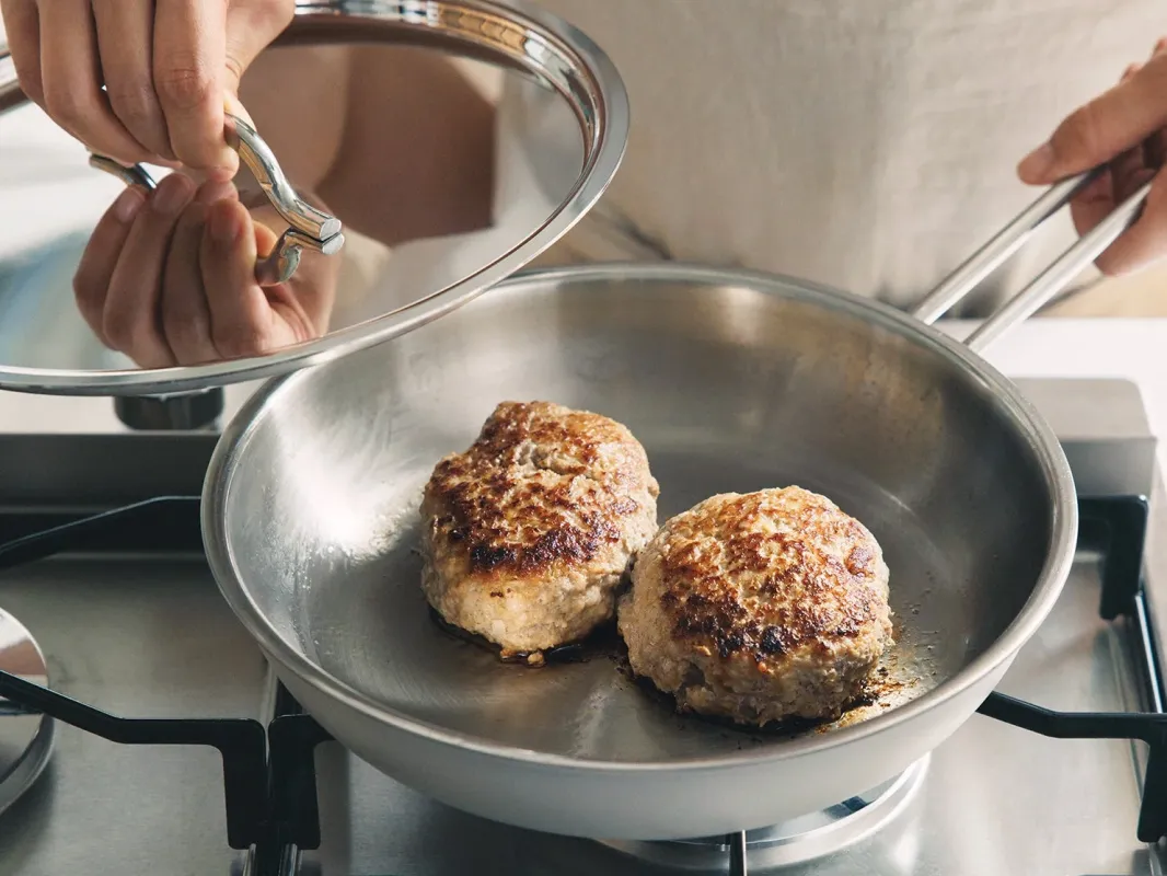 ハンバーグ調理中