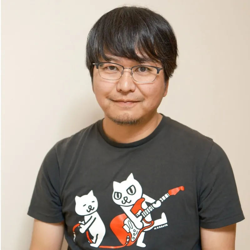 猫のイラストTシャツを着た男性