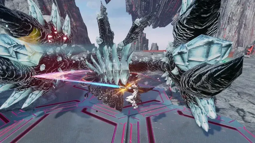 未来的なアリーナで巨大な結晶質のモンスターと戦うキャラクター