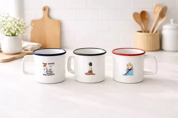 3つのマグカップとキッチン用品