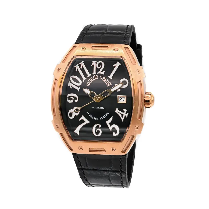 ブラックの文字盤に大きなアラビア数字が特徴的な、ローズゴールドのケースとブラックのレザーベルトを持つトノー型腕時計。ロベルトカヴァリとフランクミュラーのブランド名が見られ、自動巻き機構と日付表示を備えた高級感のあるデザインです。