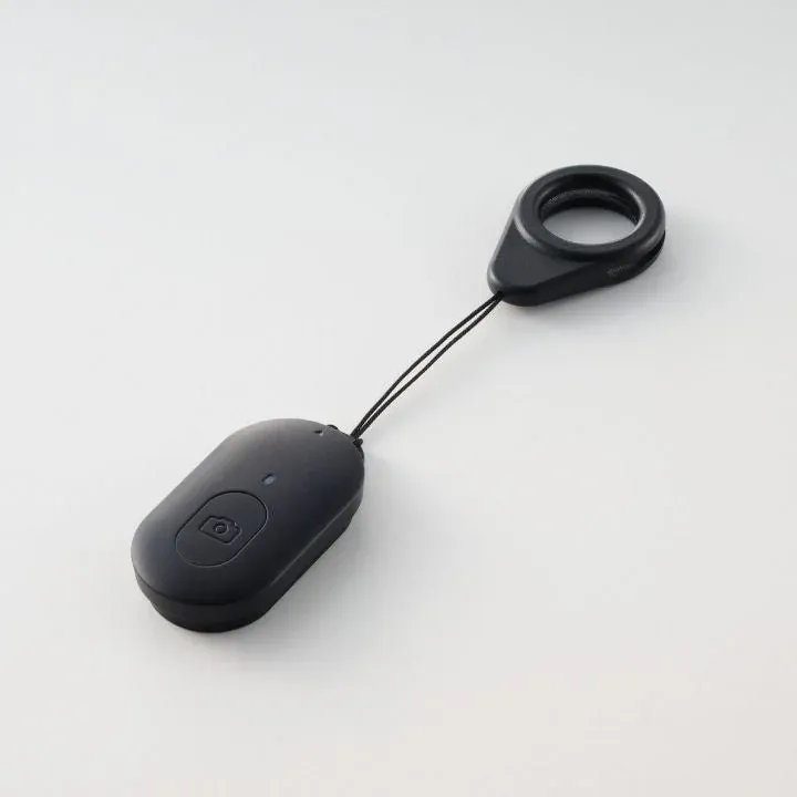 白い背景に置かれた黒いBluetoothシャッターリモコン